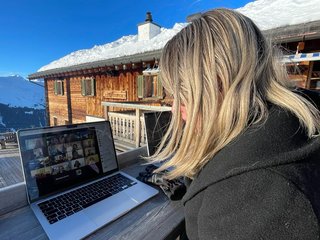 Maureen kicks off DNS ’24 by video from a snowy chalet balcony in Davos.